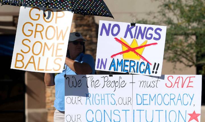 Millones de personas saldrán a protestar este sábado contra las acciones autócratas de Donald Trump