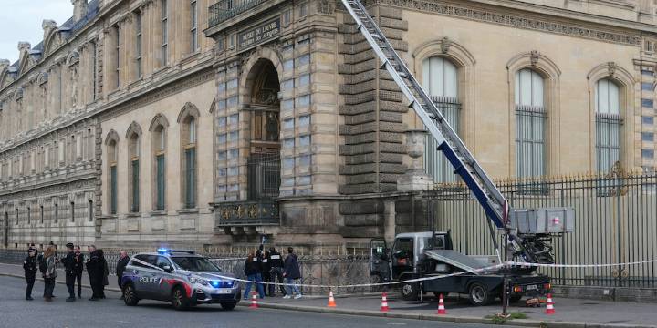 La policía francesa detiene a dos sospechosos por el robo en el Louvre