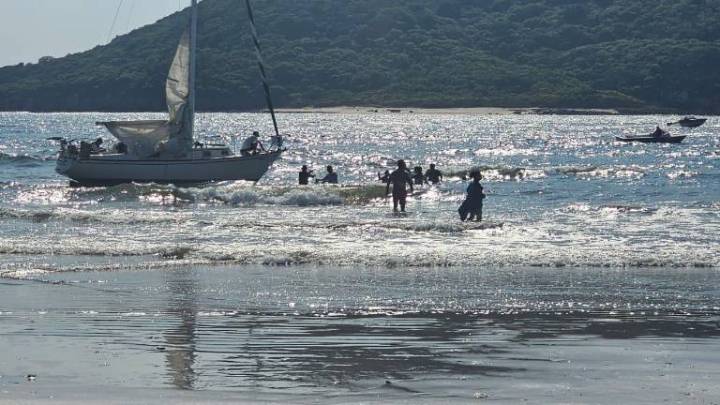 Embarcación se queda a la deriva frente a la playa de la Zona Dorada, en Mazatlán; auxilian a tres personas