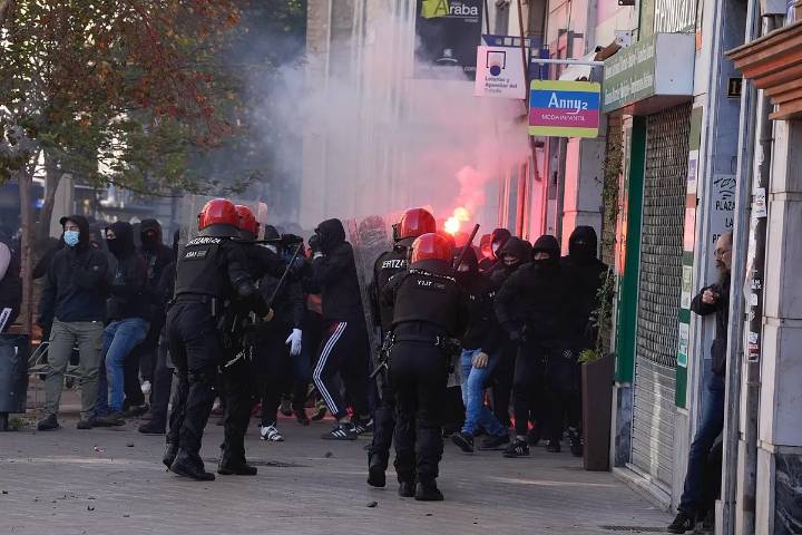 Así actúan los nuevos cachorros de la 'kale borroka' frente a la Policía vasca