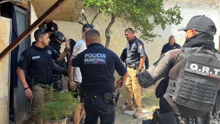 Hombre encierra a su hermana y la amenaza con un cuchillo en Torreón; policía la rescata