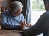 Qué significa que una persona desvíe la mirada al hablar