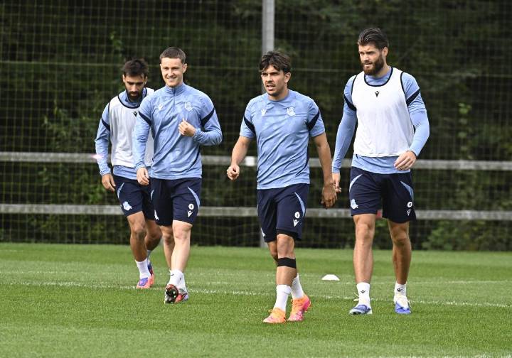 Aramburu entrena con el grupo y Óskarsson vuelve a pisar el césped de Zubieta