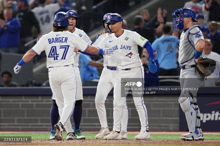 Azulejos machacan 11×4 a los Dodgers en el arranque de la Serie Mundial