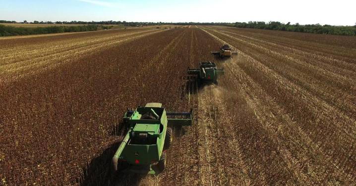 Pritzker signs executive order to boost Illinois agriculture, help farm families