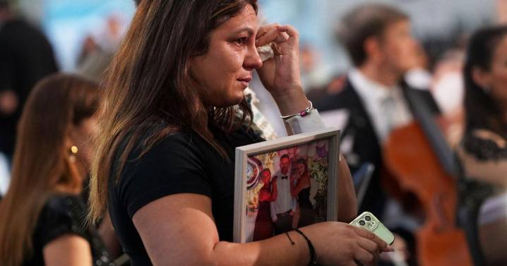 Familias de víctimas de inundaciones en España expresan dolor y rabia a un año de la tragedia