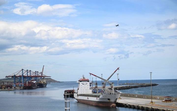 Aviones bombarderos de EU sobrevuelan costas de Venezuela, según rastreador