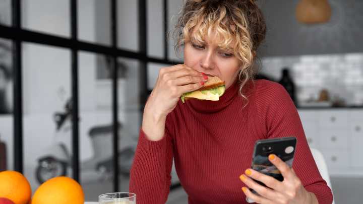 Comer rápido te está haciendo más daño de lo que imaginas: esta experta lo explica