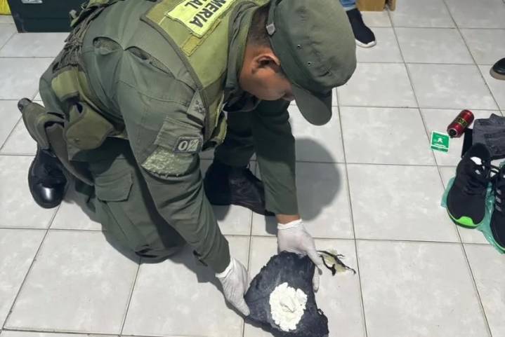 Pasajero de un micro llevaba cocaína oculta en las zapatillas y terminó preso