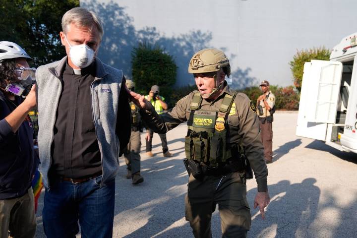 Jueza ordena a agentes federales limitar el uso de la fuerza ante manifestantes, periodistas y religiosos