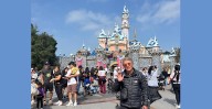 Napoleón cumple su sueño en Disneyland a los 74 años