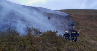 Los bomberos trabajan para sofocar un gran incendio en la Sierra de Elgea, en Álava