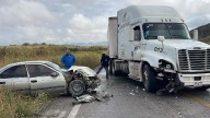Pierde el control del volante y choca contra tráiler en las Curvas del Perico; hay tres lesionados