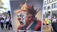 Trump responde a los manifestantes en EE.UU. con IA: se pone una corona y les lanza barro