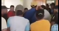 Turba agrede a alcalde ante paralización del puente de Aucayacu