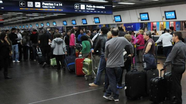 Cancelaciones y demoradas en Aeroparque por una medida gremial y lluvias