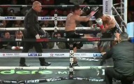 Boxeador es descalificado por pegarle una patada a su rival EN PLENA PELEA