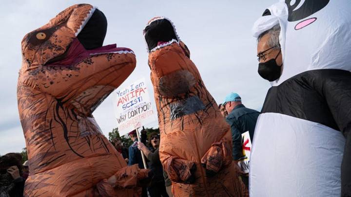 Manifestantes contra Trump recurren al humor: los disfraces inflables toman las calles
