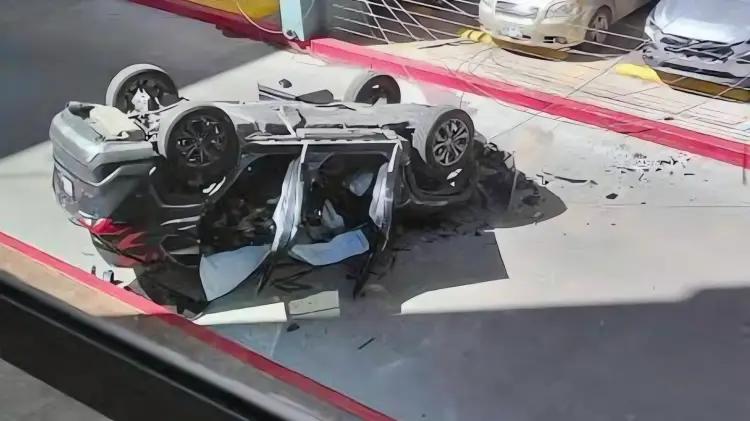 Se mantiene suspendido estacionamiento de hospital tras caída de vehículo
