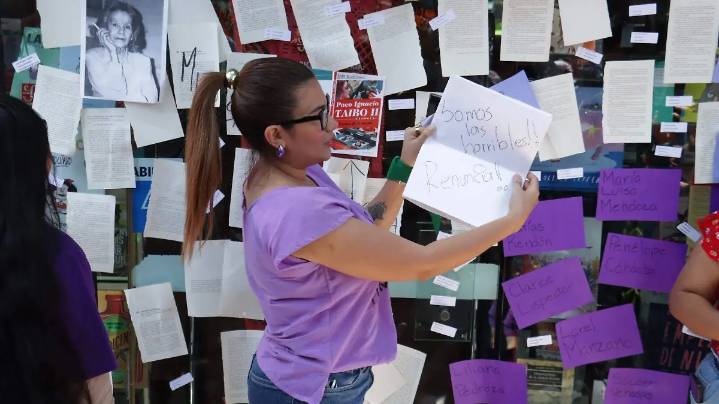 Mujeres exigen la renuncia de Paco Ignacio Taibo II al frente del FCE
