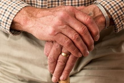 Un abuelo arriesga todo y roba en una tienda para reunirse con su nieto tras las rejas