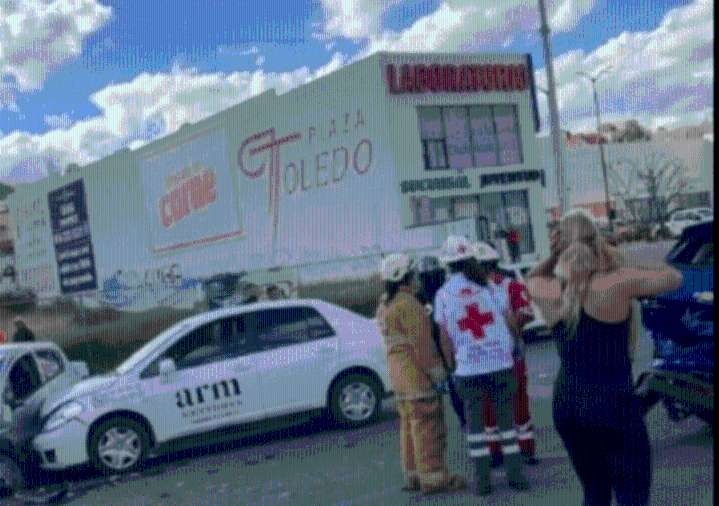 Accidente con volcadura en Periférico de la Juventud deja personas atrapadas