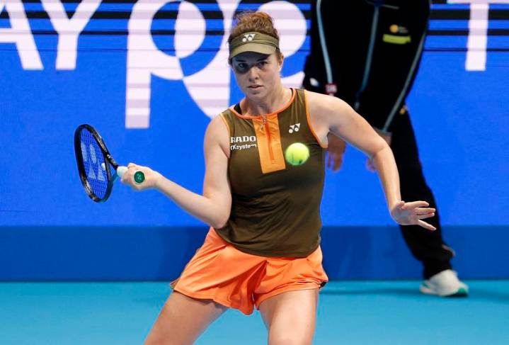 Tennis-Bencic tames Noskova to win Tokyo title 10 years after heartbreak