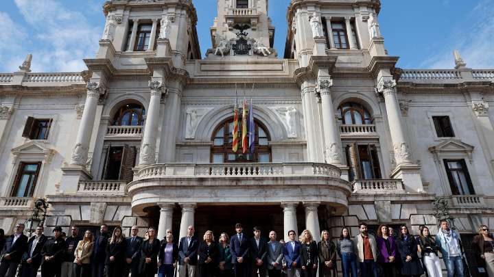 El Ayuntamiento de Valencia se concentra en homenaje a las víctimas de la dana con las banderas a media asta