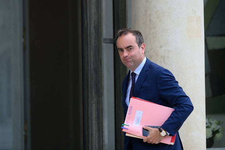 French PM resigns hours after unveiling cabinet