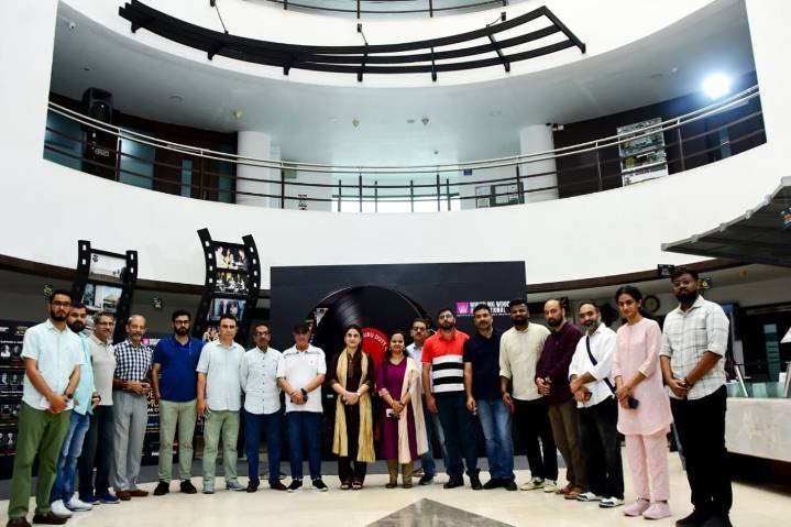 PIB J&K Media delegation visits Mumbai Film City