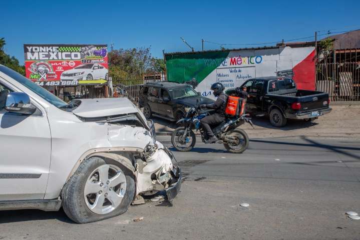 Salió en reversa sin precaución y provocó aparatoso choque en Los Pinos; no hubo lesionados