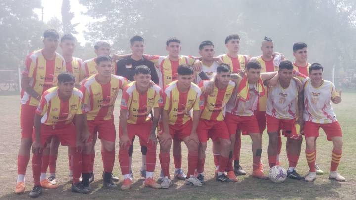 Asociación Rosarina de Fútbol: Defensores Unidos ganó y da pelea en la Primera B