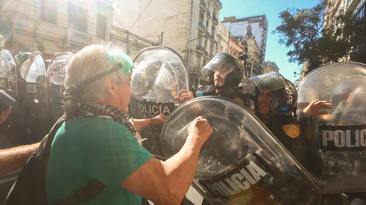Más represión, jubilados heridos y detenidos frente al Congreso