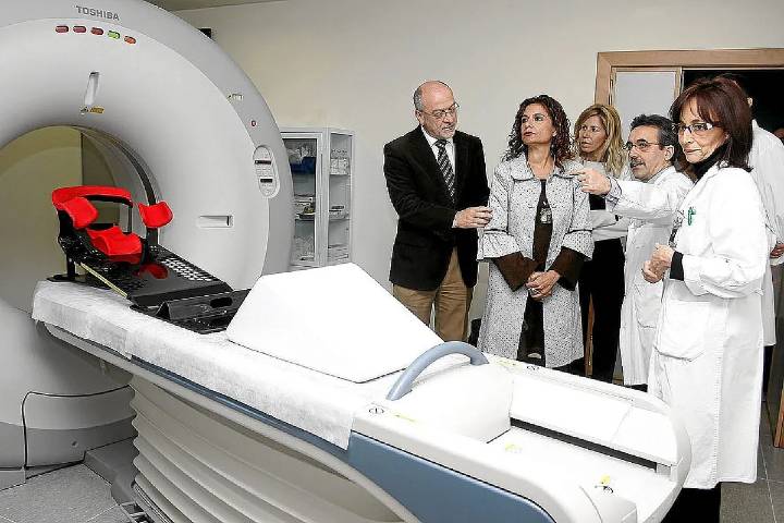 La gran paradoja de Montero: se aferra a la crisis del PP por los cribados pese a su propio pasado de recortes sanitarios