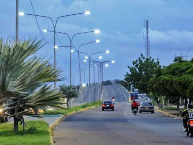 Corredor vial Hugo Chávez: nuevas luminarias benefician a 5 parroquias del oeste de Maracaibo
