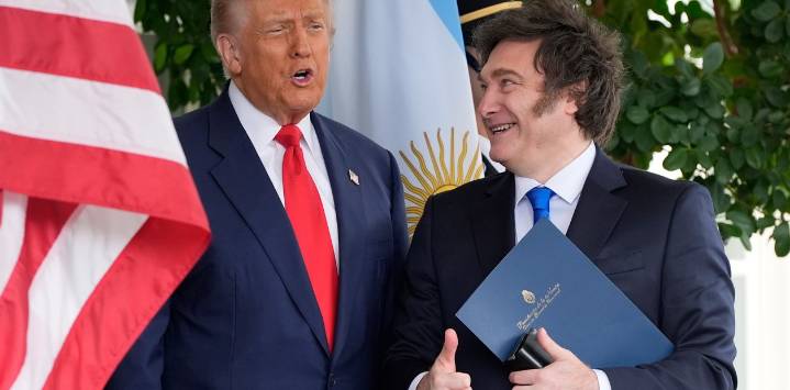 Un gatito mimoso del poder imperial: Milei se arrastra ante Trump y este le da su apoyo electoral