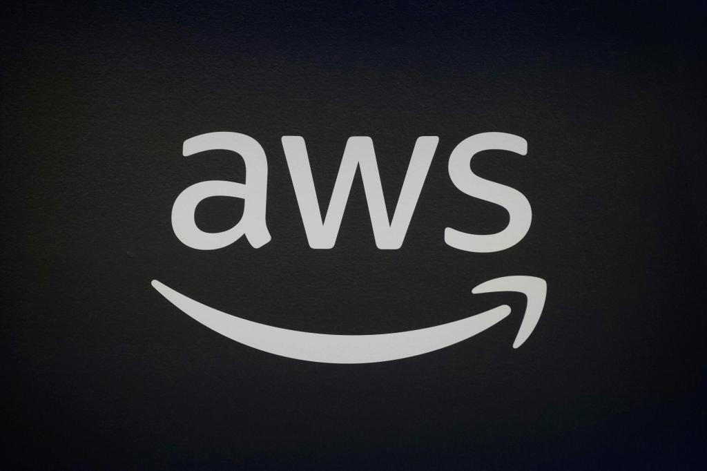 Amazon cloud computing outage disrupts many online services