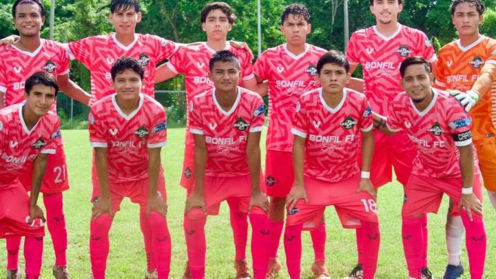 Bonfil le pega a Búhos en su casa en Puerto Morelos