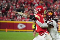 Deadspin | Patrick Mahomes, Travis Kelce lead Chiefs to 3rd straight win