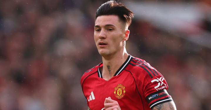 Peter Schmeichel makes 'weird' Benjamin Sesko comment as Man United players blamed