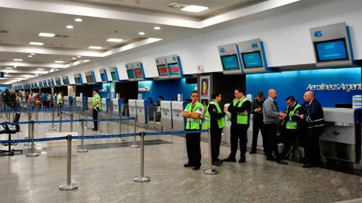 Aerolíneas Argentinas anunció demoras en 95 vuelos debido a un paro de pilotos