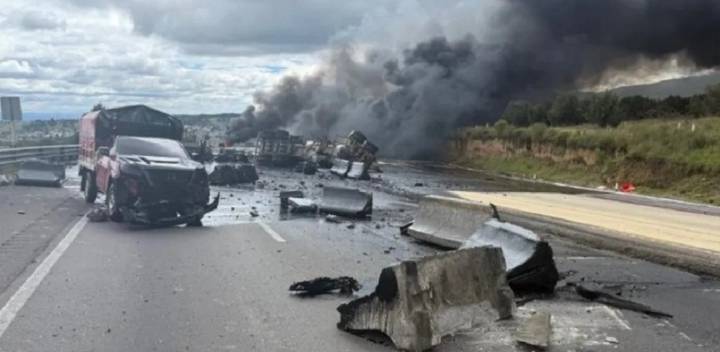 Al menos 3 heridos por la explosión de un camión cargado de diésel en el centro de México 11 de octubre de 2025 | Internacional El choque del camión provocó el derrame del combustible que generó un fu