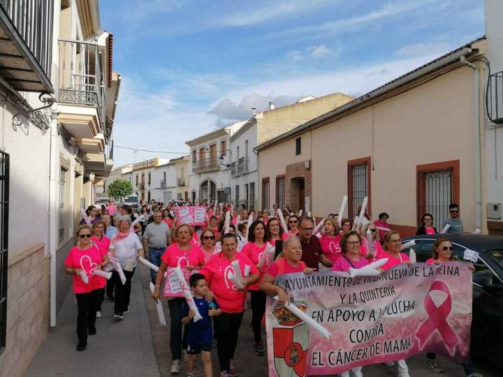 Villanueva de la Reina se tiñe de rosa en apoyo a la lucha contra el cáncer de mama