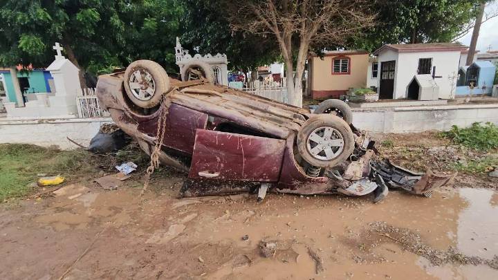 Mujer resulta lesionada en volcadura sobre la carretera Navolato