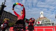 La riqueza del folclore de Perú, país invitado de las Fiestas, llena de color la plaza del Pilar