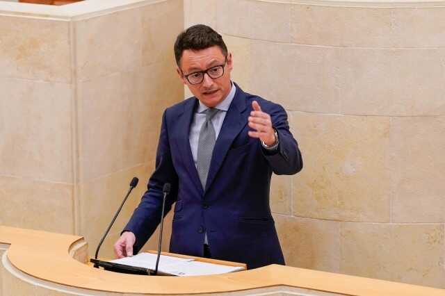 Cantabria exige a Puente “menos tuits y más soluciones” ante los recortes de Ryanair