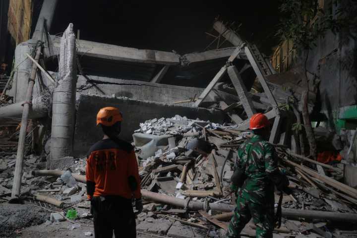 Derrumbe en escuela de Indonesia dejó 64 muertos; escombros impiden rescatar cuerpos