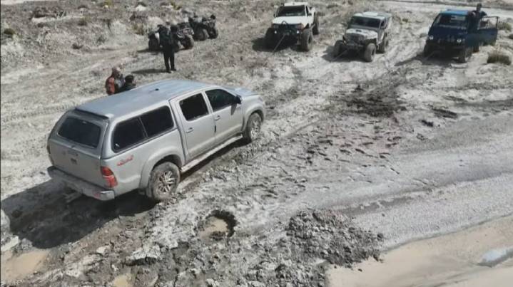 Búsqueda de los jubilados en Chubut: los rescatistas lograron sacar la camioneta que estaba encajada