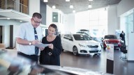 El truco de la generación Z para lograr mejores precios a la hora de comprar carro: “Los concesionarios lo llaman dolor de cabeza”