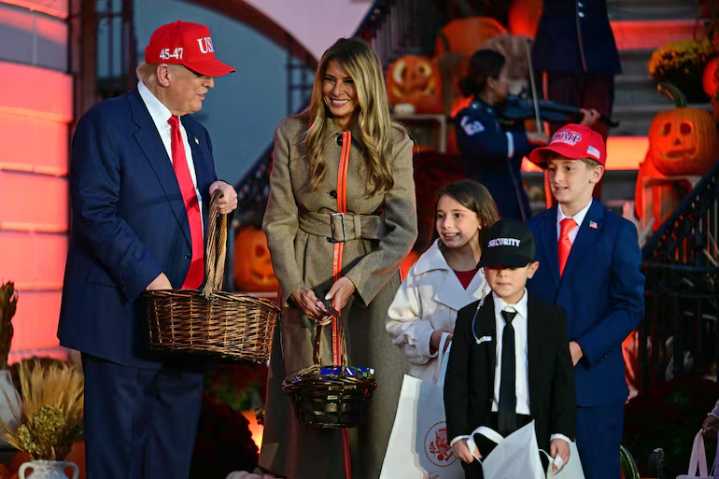 Trump y Melania celebran Halloween en la Casa Blanca con niños disfrazados